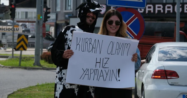 Akan trafikte inek kostümüyle sürücülere hız yapmayın uyarısı Düzce Haberleri