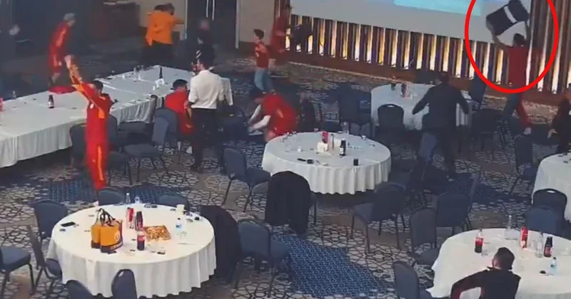 Galatasaraylı futbolcular Fenerbahçe gol yiyince çıldırmış! Eline sandalyeyi alıp koşan bile var