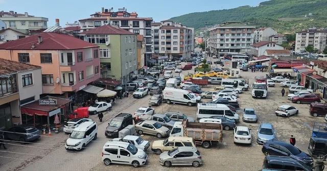 Bayram tatili için ilçeye akın ettiler, nüfus 10 kat arttı Binlerce vatandaşın bayram tatili için ziyaret ettiği ilçede araç park edecek yer kalmadı Kastamonu Haberleri