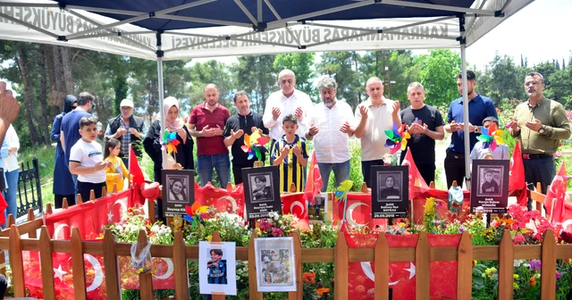 Okuldaki saldırıda ölen öğrencilerin aileleri mezarlıkta bir araya geldi Kahramanmaraş Haberleri