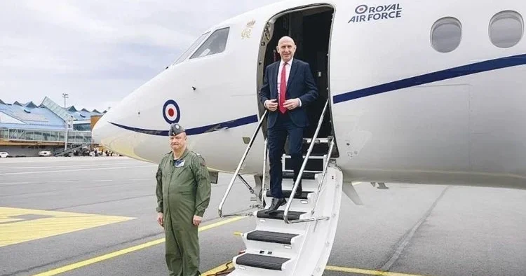 İngiliz bakanın uçağına sinyal karıştırma yapılmış