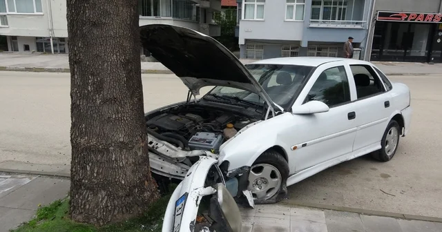 Virajı alamayan otomobil, kaldırımda ağaca çarptı Kastamonu Haberleri
