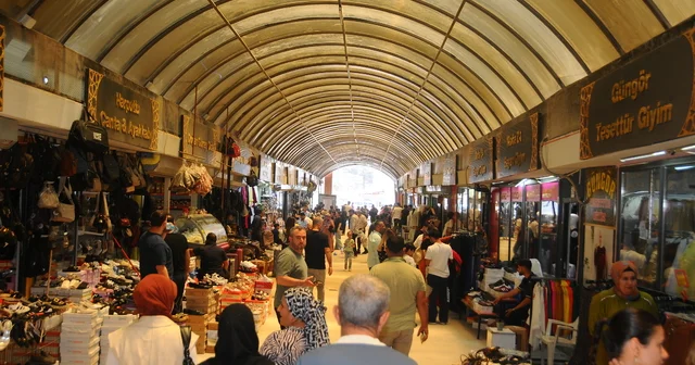 Hatay da bayram alışverişi için vatandaşlar prefabrik olarak kurulan Uzun Çarşı ya akın etti Hatay Haberleri