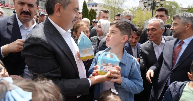 Bakan Tekin: (CHP deki olaylar) Bu olayın arkasında başka bir şaibe aramaya gerek yok, yeterince şaibe zaten orada var Önceki genel başkanların fotoğrafları, biri geliyor onu indiriyor, öbürü geliyor onu indiriyor Erzurum Haberleri