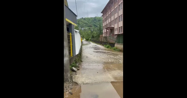Rize de sağanak; çay fabrikası ile inşaat alanını su bastı Rize Haberleri