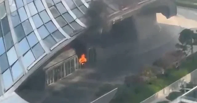 Tek motorlu uçak 109 katlı gökdelene çarptı: Havada parçalanma anı kamerada VİDEO İZLE