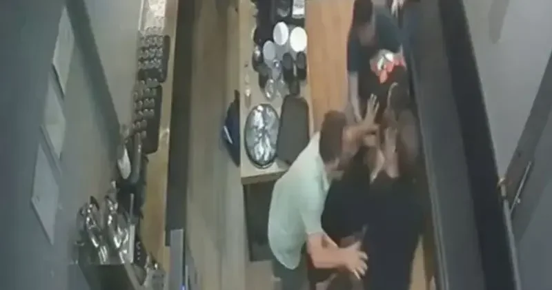Kadıköy’de kafe çalışanına saldıran kişi kamerada
