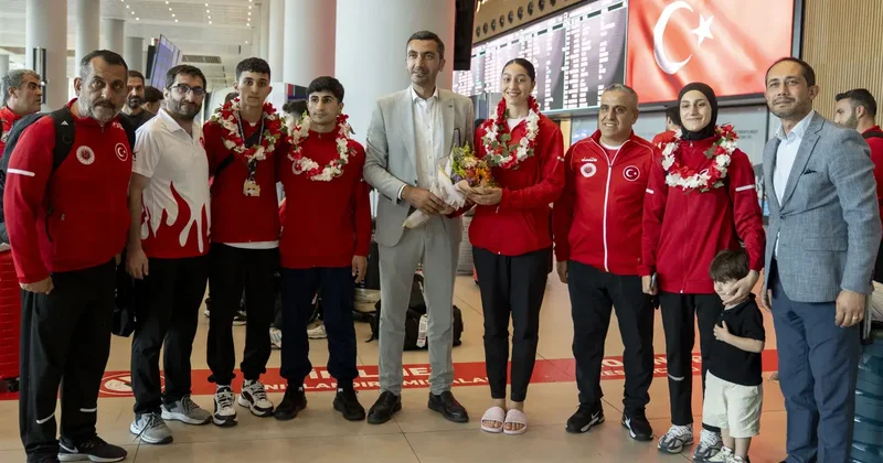 Çiçeklerle karşılandılar! Milli sporcular yurda döndü