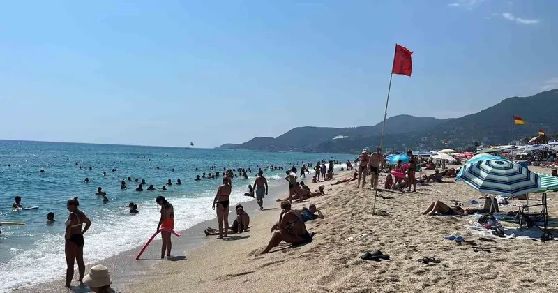 Alanya’da hava 32, deniz 26 dereceyi gördü, turistler sahillere akın etti
