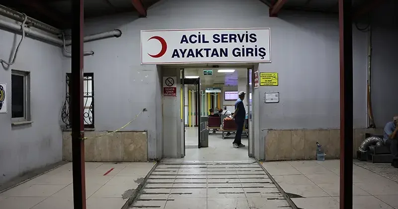 İzmir de evde çıkan kavgada 9 yerinden bıçaklanarak ağır yaralandı