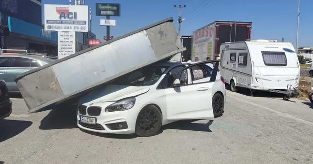 Üzerine reklam totemi devrilen otomobilin sürücüsü yara almadan kurtuldu Balıkesir Haberleri Habertürk Yerel Haberler