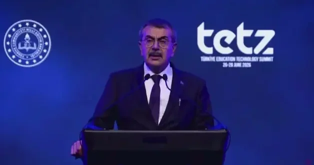 Kürsüde boğazı kuruyan Bakan Tekin verilen suyu oturarak içti