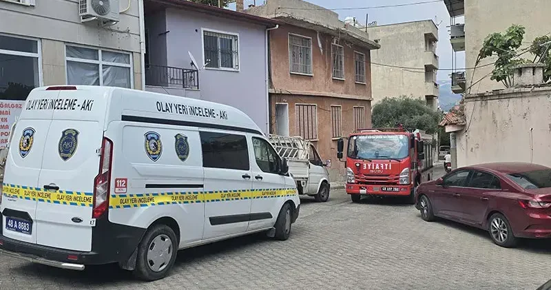 Metruk evde kaçak kazıya suçüstü; 3 gözaltı
