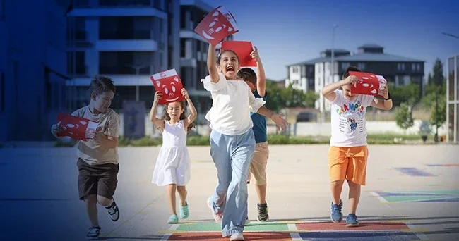 Okullarda karne heyecanı: Son zil çaldı, yaz tatili başlıyor
