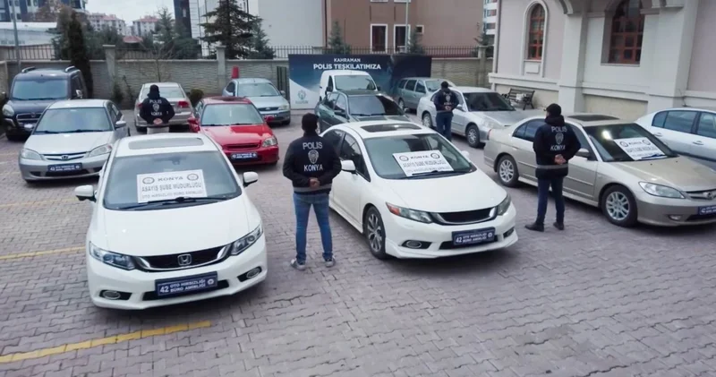 Son dakika: Konya merkezli 12 ilde düzenlenen change araç operasyonunda 75 milyon TL değerinde 37 araca el konuldu: 32 şüpheli gözaltına alındı Son dakika haberleri