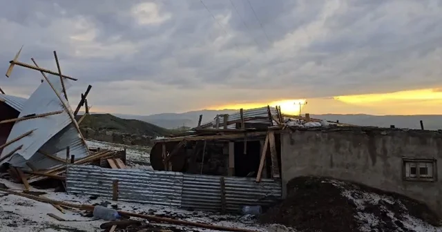 Ağrı da dolu ve şiddetli rüzgar bir evin çatısını uçurdu Ağrı Haberleri Habertürk Yerel Haberler
