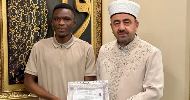 Türkiye ye okumaya gelen Zambiyalı öğrenci Müslüman oldu VİDEO İZLE