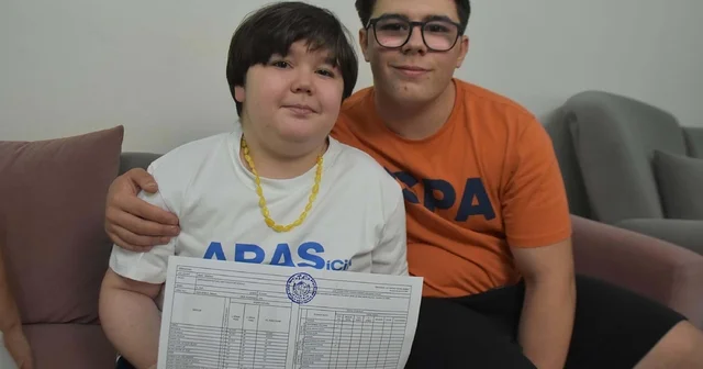 İzmir de okula gidemeyen DMD li Aras ın karnesini ağabeyi aldı İzmir Haberleri Habertürk Yerel Haberler