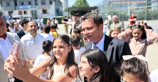 Başkan Erkan Aydın öğrencilere karnelerini verdi Başkan Aydın, çocukların karne heyecanını paylaştı Bursa Haberleri Habertürk Yerel Haberler