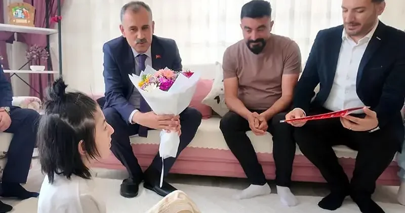 Evinde eğitim gören serebral palsili Elif in karnesini Vali Bozkurt verdi