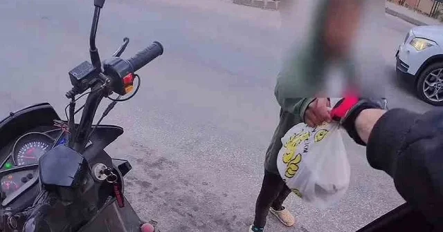 Müşterinin teslim almadığı siparişi yolda su satan çocuklara verdi VİDEO İZLE