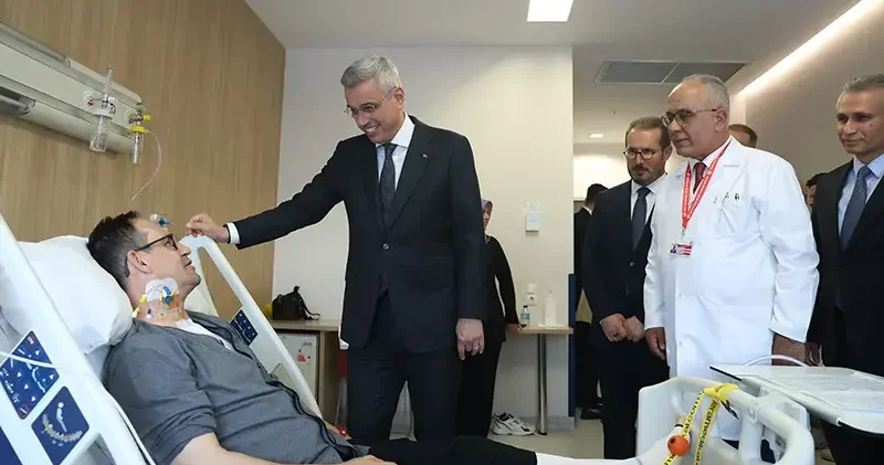 Bakan Memişoğlu ndan yerli kalp akciğer makinesiyle ameliyat olan hastaya ziyaret