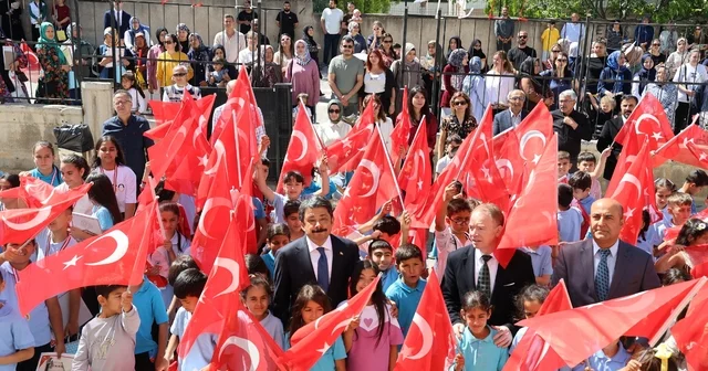 Kırşehir de 40 bin 376 öğrenci karne heyecanı yaşadı Vali Murat Sefa Demiryürek; Yaz tatilini tablet, telefon başında geçirmeyin Kırşehir Haberleri Habertürk Yerel Haberler