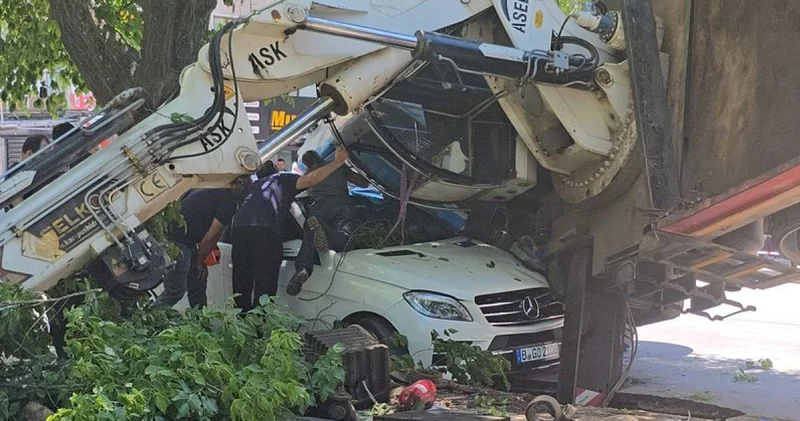 Dere temizliğinde köprü çökünce vinç, yanındaki otomobilin üzerine devrildi! Son dakika haberleri