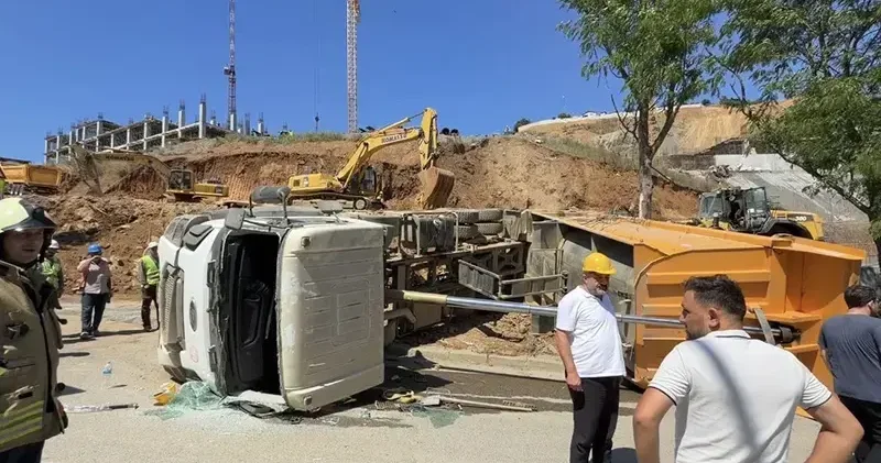 Beykoz’da hafriyat kamyonu devrildi; şoför kabinde sıkıştı ​