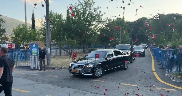 Sakarya’da büyük coşku: Cumhurbaşkanı Erdoğan Sapanca’da karanfillerle karşılandı VİDEO İZLE