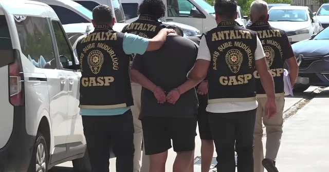 Antalya da iş yerini kurşunlayan 2 kişi yakalandı Şüphelilerin olayda kullandıkları silah ve motosiklet, attıkları Düden Çayı nda yapılan su altı araması sonucu bulundu Antalya Haberleri Habertürk Yerel Haberler