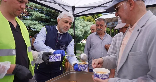Yakutiye Belediyesi Cuma Namazı çıkışı aşure dağıttı Erzurum Haberleri Habertürk Yerel Haberler