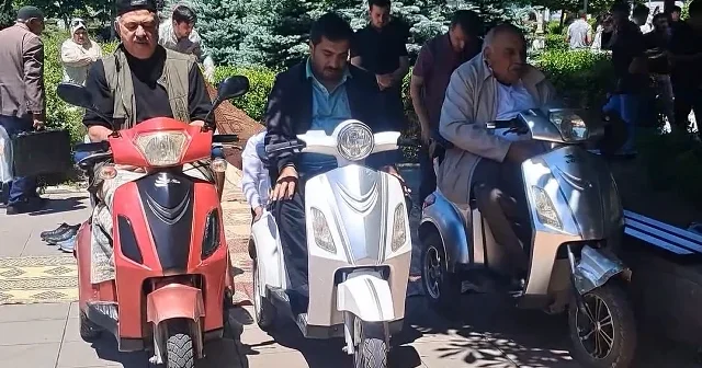 Ezber bozan namaz kamerada: Cuma namazında akülü bisikletle saf tuttular VİDEO İZLE