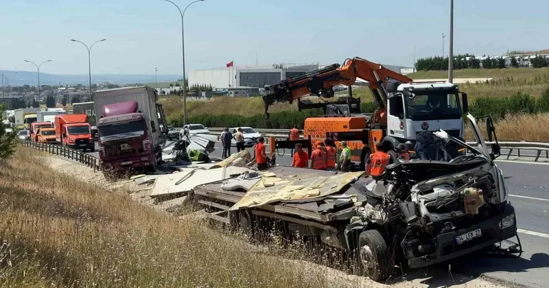 Büyükçekmece’de 4 aracın karıştığı zincirleme kaza