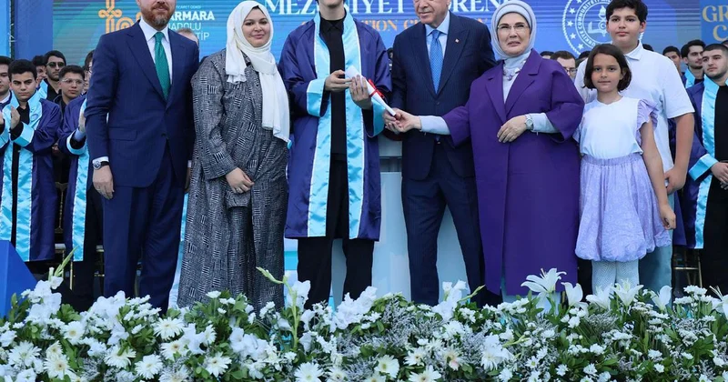 Cumhurbaşkanı Erdoğan ın torunu Ömer Tayyip mezun oldu! Diplomasını bizzat kendi verdi