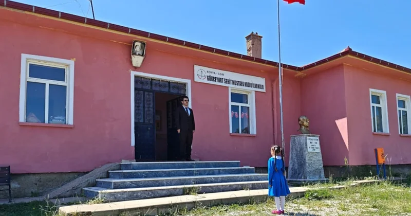 Hiç devamsızlık yapmadı! Okulun tek öğrencisi karnesini aldı Sözcü Gazetesi