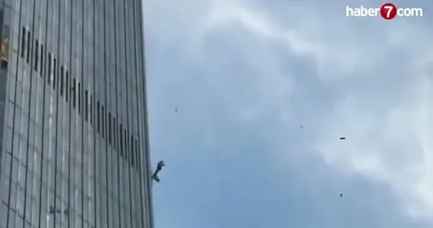 Pekin in en yüksek gökdelenine küçük uçak çarptı