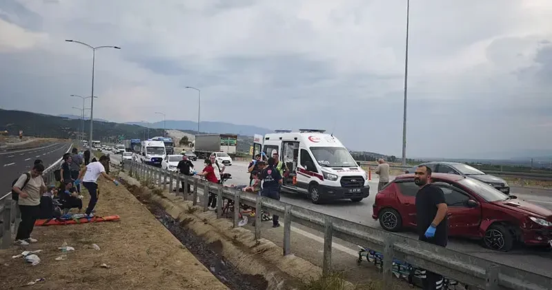 Lastiği patlayan otomobil, yolcu otobüsüne çarptı: 9 yaralı