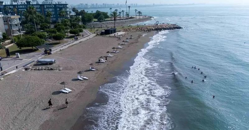 Mezitli Belediyesinden sahillerde ücretsiz şezlong hizmeti