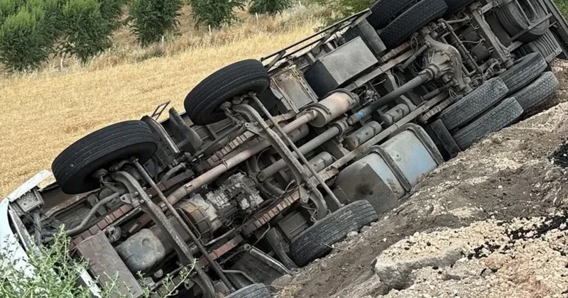 Arpa yüklü kamyon şarampole devrildi