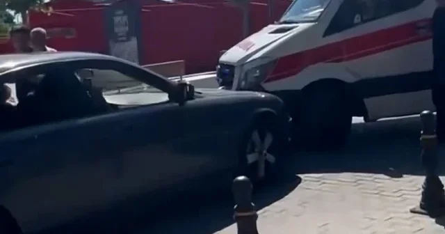 Topkapı’da ambulansa yol vermedi: Dakikalarca inat etti vatandaşlardan tepki geldi VİDEO İZLE