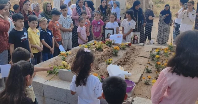 Yangında ölen Melike nin karnesi, okul sırası ve mezarına bırakıldı Mardin Haberleri Habertürk Yerel Haberler