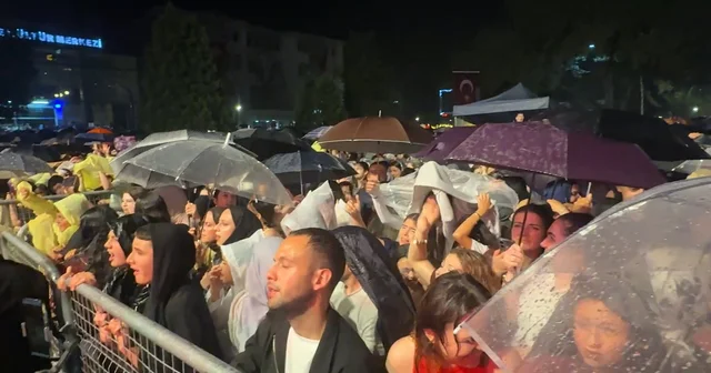 Semicenk konserine gelenler sağanak yağmura rağmen alandan ayrılmadı Tokat Haberleri Habertürk Yerel Haberler
