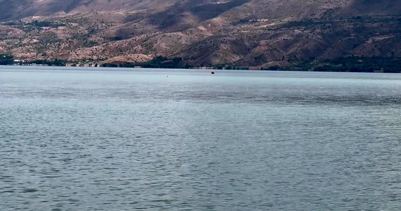 Son dakika: Elazığ ın Hazar Gölü nde su alan kayıktaki 8 kişi tahliye edildi Son dakika haberleri