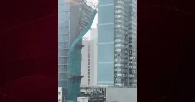 Hong Kong da dev iskele kağıt gibi yıkıldı: O anlar kamerada