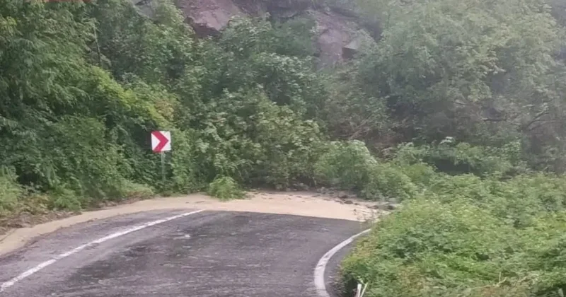 Heyelan nedeniyle ulaşıma kapanan Cide Doğanyurt yolu ulaşıma açıldı