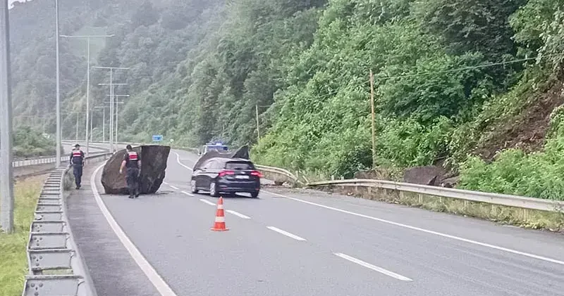 Rize de dev kayalar sahil yoluna düştü