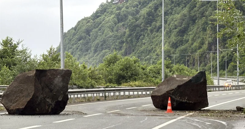 Rize de yamaçtan kopan kaya parçaları yola düştü