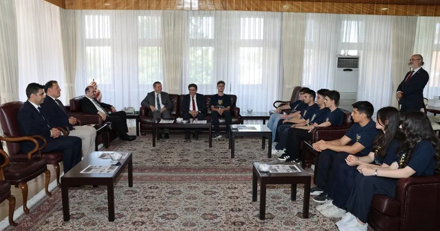 Atatürk Üniversitesi özel vakıf okullarından 2026 YKS de zirveye taşınan başarı İlk 10 binde 18 derece; Başarılı öğrenciler rektör Hacımüftüoğlu ile bir araya geldi Erzurum Haberleri Habertürk Yerel Haberler