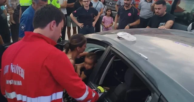 Araçta kilitli kalan çocuk camın kırılmasıyla kurtarıldı Hatay Haberleri Habertürk Yerel Haberler